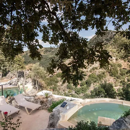 Enagron Ecotourism Village Aparthotel 3*